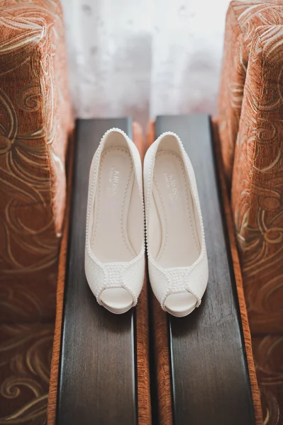 Zapatos blancos en una silla 1844 . — Foto de Stock