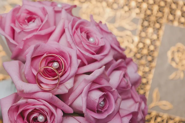 Bouquet with roses and rings 1873. — Stock Photo, Image