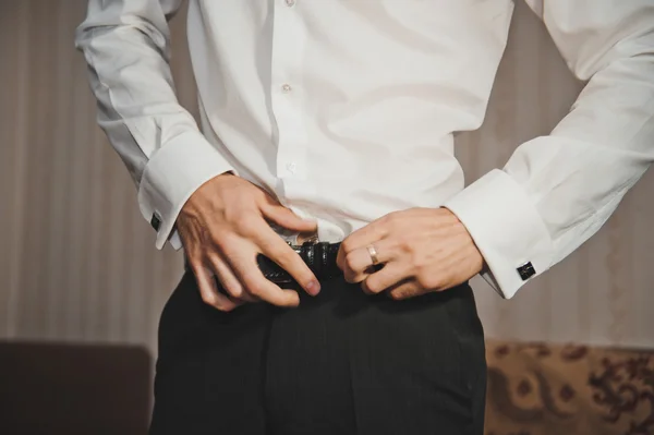 El joven viste un cinturón y pantalones 1878 . — Foto de Stock