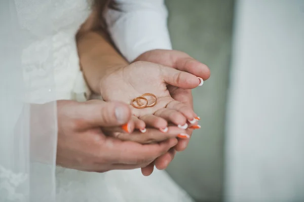 Anéis de casamento em mãos do par recentemente casado 1930 . — Fotografia de Stock