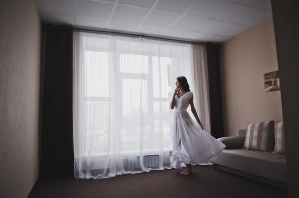 La muchacha en el vestido a la ventana 1973 . — Foto de Stock