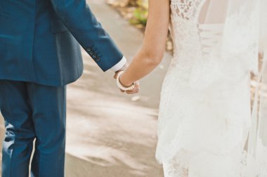 Yeni evli çift birbirlerine 2375 kucaklayan.