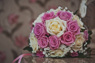 Çiçek gül bir tabloda 2379 gelen demet.