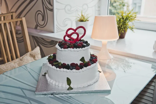 Wedding cake with berries 2103. — Stock Photo, Image