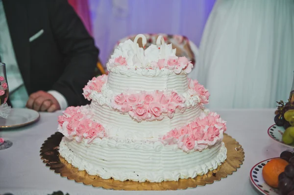 Весільний торт з трояндами 2111 . — стокове фото