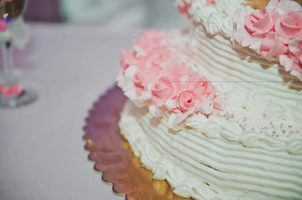 Bröllopstårta med rosor 2114. — Stockfoto