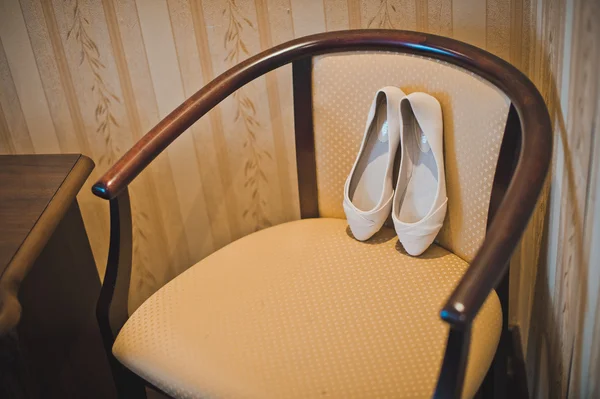 在椅子上 2137年婚礼鞋. — 图库照片