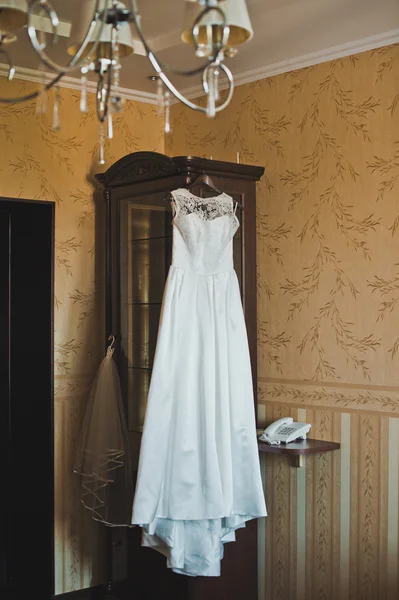 Robe de mariée sur un cintre 2141 . — Photo