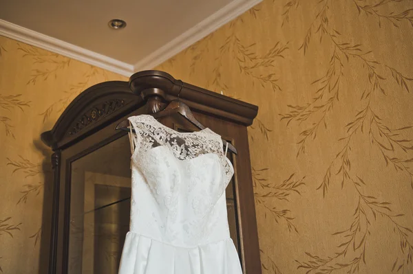 Robe de mariée sur un cintre 2143 . — Photo