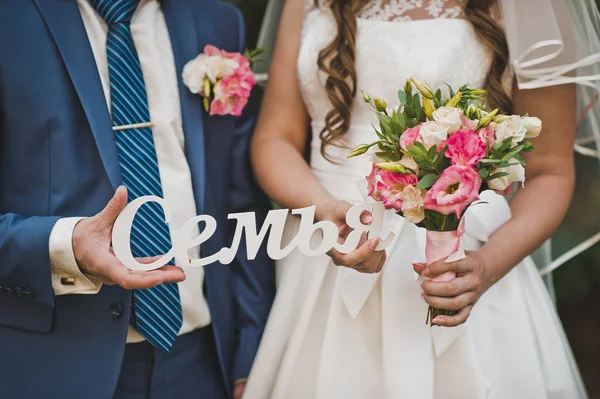 碑文と新婚カップル 216 の手に花束 — ストック写真