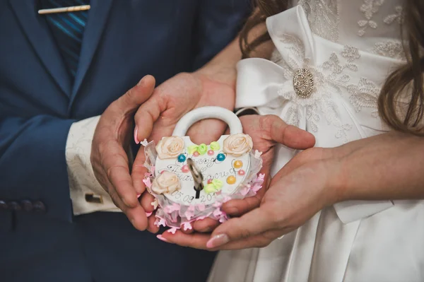 The lock with a key in hands of the newly-married couple 2168. — Stock Photo, Image