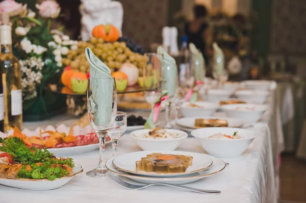 Las mesas con la comida en la fiesta 2180 . — Foto de Stock