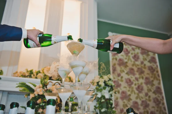 Vasos una pirámide con vino y cerezas en alza 2194 . — Foto de Stock