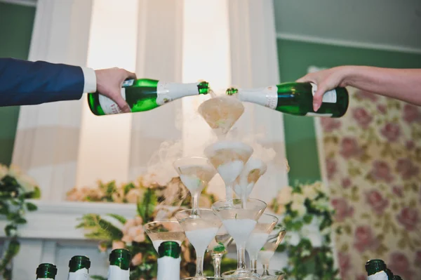 Vasos una pirámide con vino y cerezas en alza 2195 . — Foto de Stock