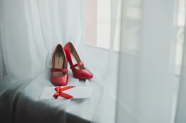 Los zapatos para mujer en el alféizar de ventana 2226 . — Foto de Stock