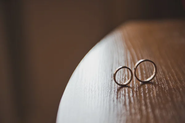 Anéis de casamento em uma mesa 2294 . — Fotografia de Stock