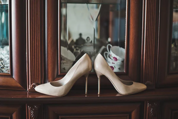 Womens schoenen op een tafel 2299. — Stockfoto