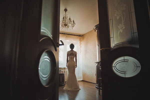 La mariée à propos d'une fenêtre lumineuse 2301 . — Photo
