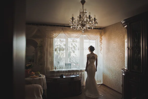 La mariée à propos d'une fenêtre lumineuse 2303 . — Photo