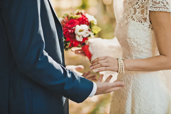 Casal recém-casado abraça uns aos outros 2332 . — Fotografia de Stock