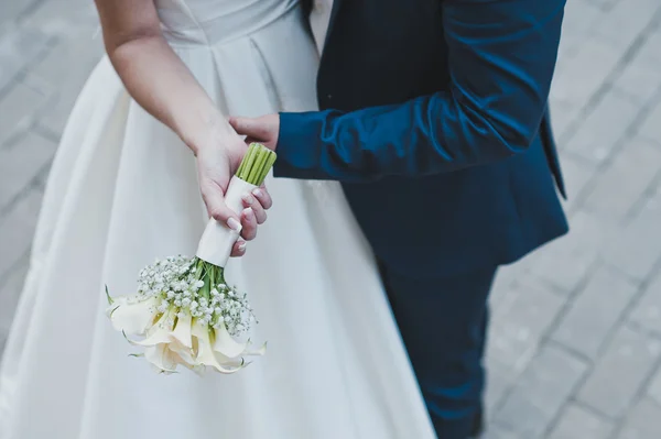 Casal recém-casado abraça uns aos outros 2367 . — Fotografia de Stock