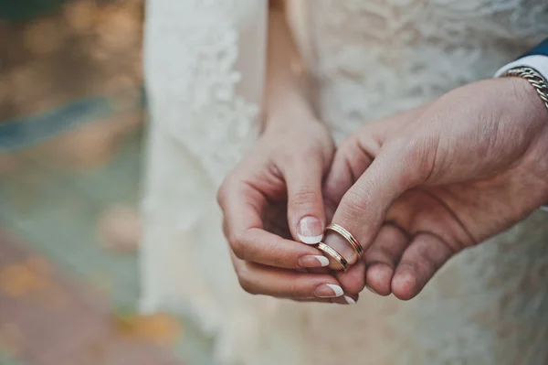 결혼 반지 2374와 손바닥. — 스톡 사진