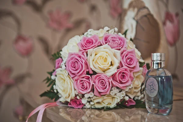 Bando de flores de rosas em uma mesa 2377 . — Fotografia de Stock