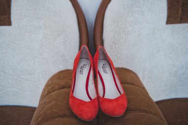 Bir iskemle 2418 kırmızı ayakkabılar.