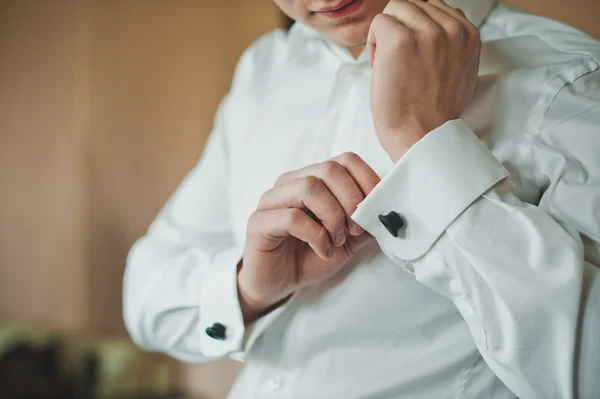 El proceso de la ropa de los gemelos a la camisa 2414 . — Foto de Stock