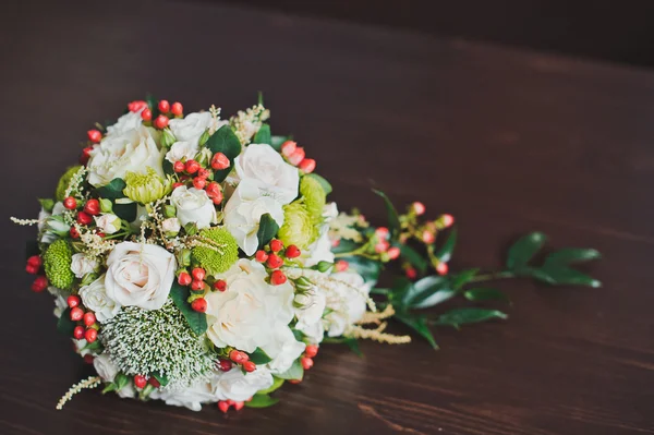 Bouquet de fleurs sur une table 2423 . — Photo