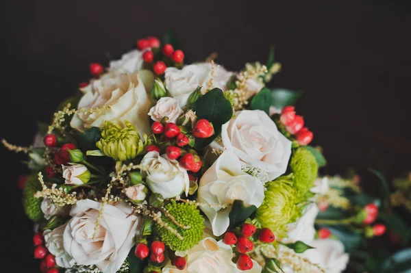 Bouquet de fleurs sur une table 2424 . — Photo