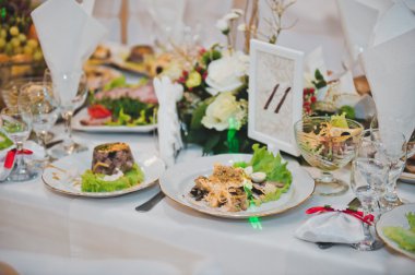 Tablo ile yemeklerinin 2450.