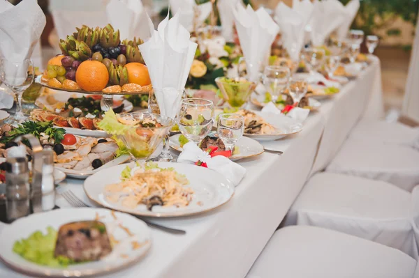 Tabel met gerechten 2442. — Stockfoto