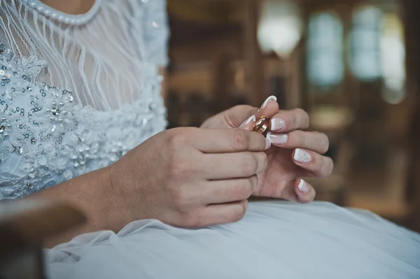 Wedding rings in hands 2473. — Stock Photo, Image