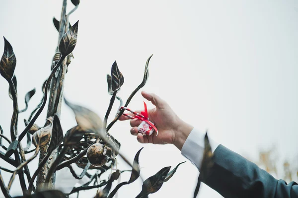 The tradition to hang up the lock on wedding 2475. — Stock Photo, Image