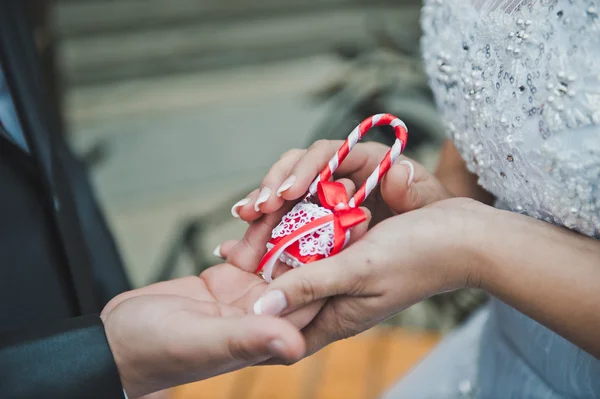 The tradition to hang up the lock on wedding 2478. — Stock Photo, Image