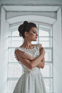 Bir pencere 2531 bir kolay beyaz elbiseli kız.