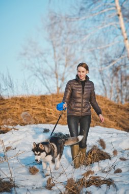 2566 yürümek a köpek ile açık havada.