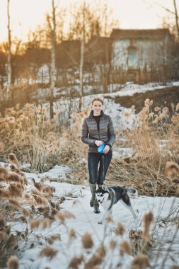 İle belgili tanımlık dış yapraklar açık havada bahar 2570 yürümek..