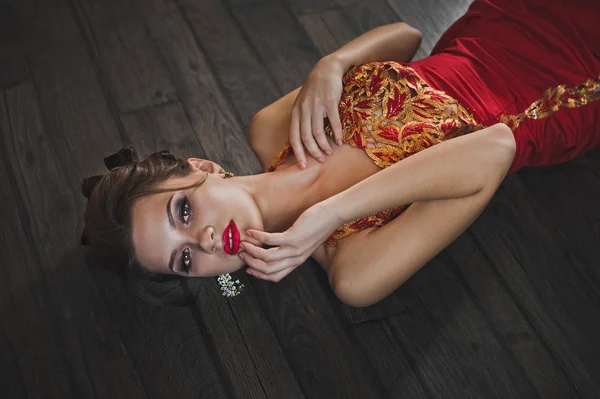 La mujer en el vestido rojo en el suelo 2524 . — Foto de Stock