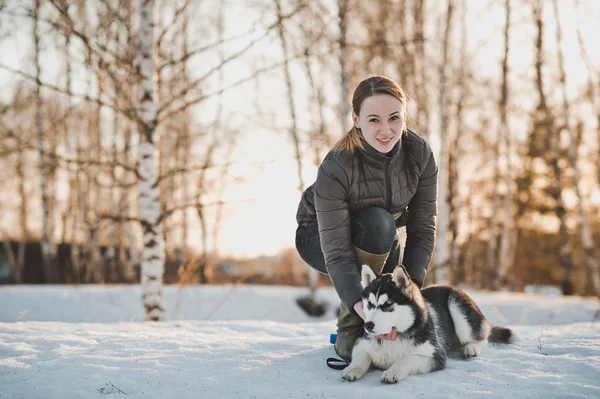 Winterspaziergang mit Hund 2551. — Stockfoto