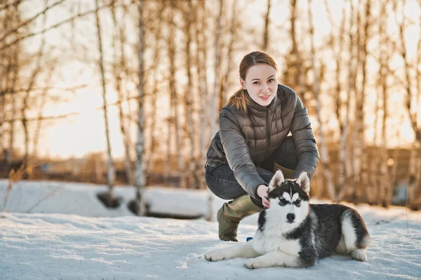 Promenade avec un chien à l'extérieur 2565 . — Photo