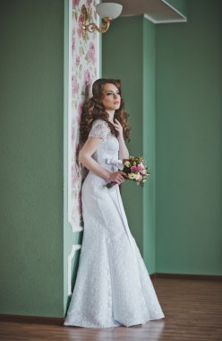 Bir duvar 2649 beyaz elbise pahasına kız.