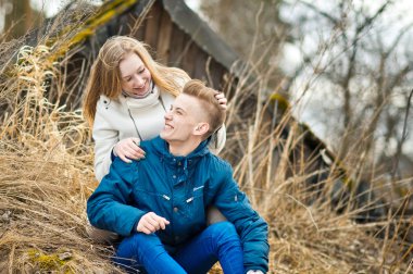 Genç insanlar bir kuru ot 2632 oturmak.