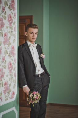 Genç adam ayakta bir duvar 2739 bekler.