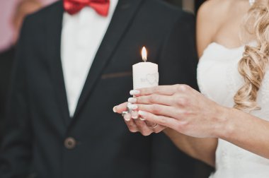 Kız 2800 ellerinde mum yakma.