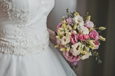 Kız çiçek 2748 bir demet tutar.