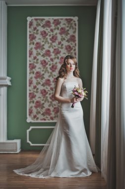 Bir buket bir pencere 2675 adlı kızla.