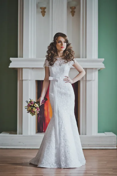 A menina em um vestido de casamento custa em uma lareira 2641 . — Fotografia de Stock