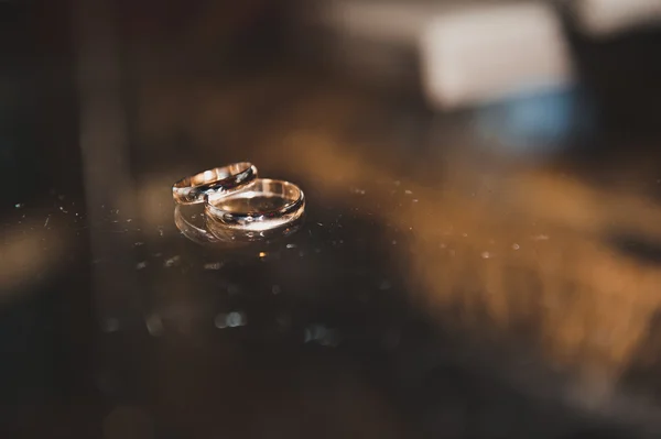 Wedding rings on glass 2604. — Stock Photo, Image